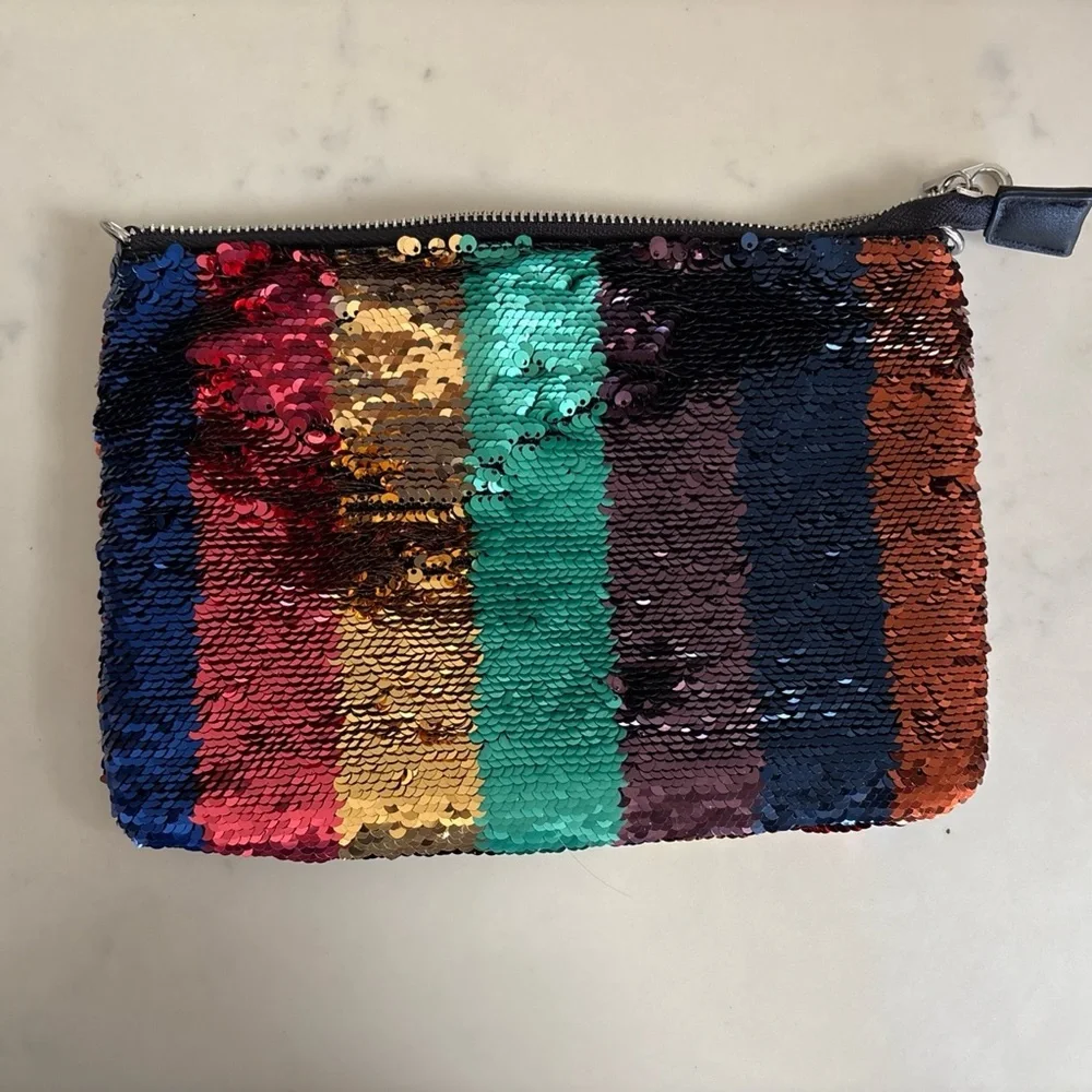 Chelsea 28 Sequin Clutch With‎ Interior Pockets. Perfect For A Night Out